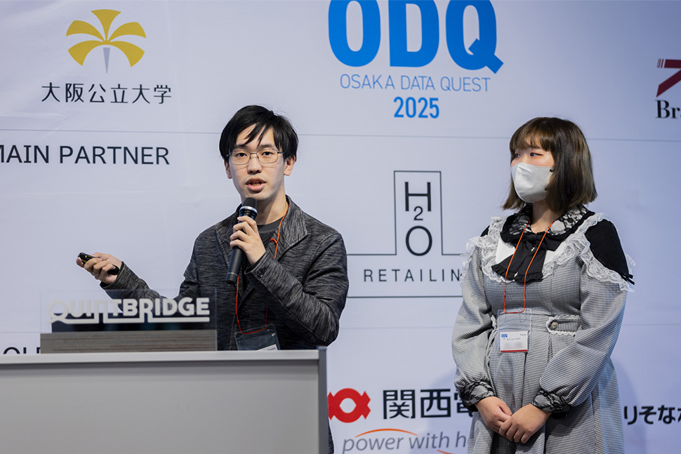 写真:発表をする学生