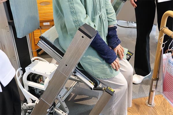 「もう一度自分の力で立ち上がりたい」挑戦する思いに寄り添う運動学習支援ロボットとは