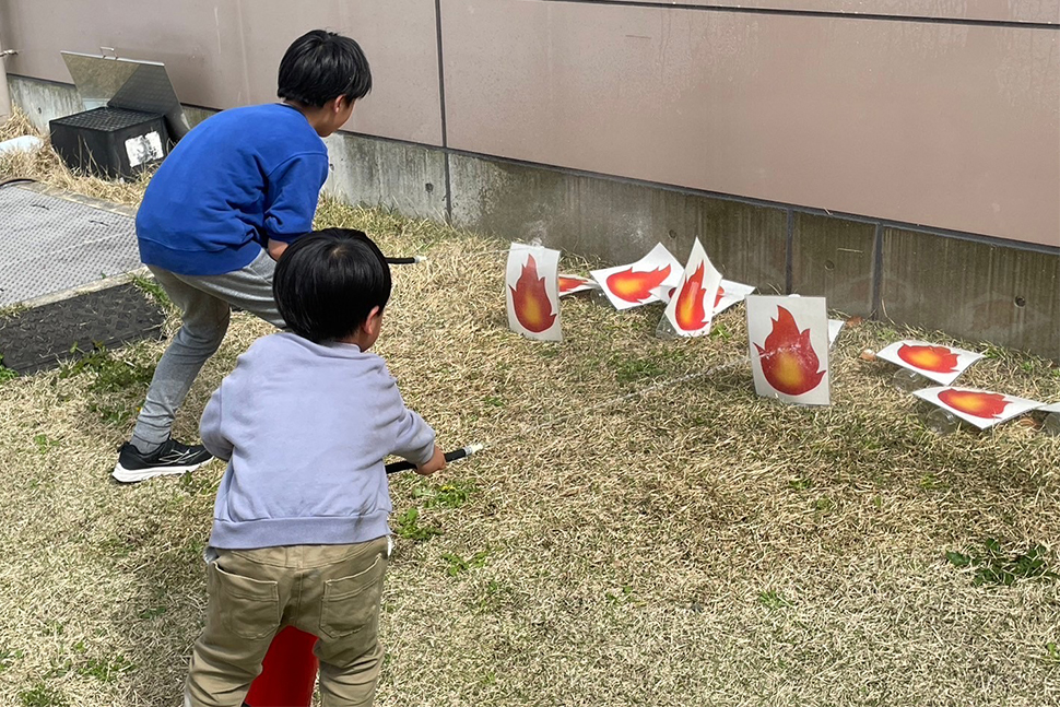 写真：ゲームをする子ども