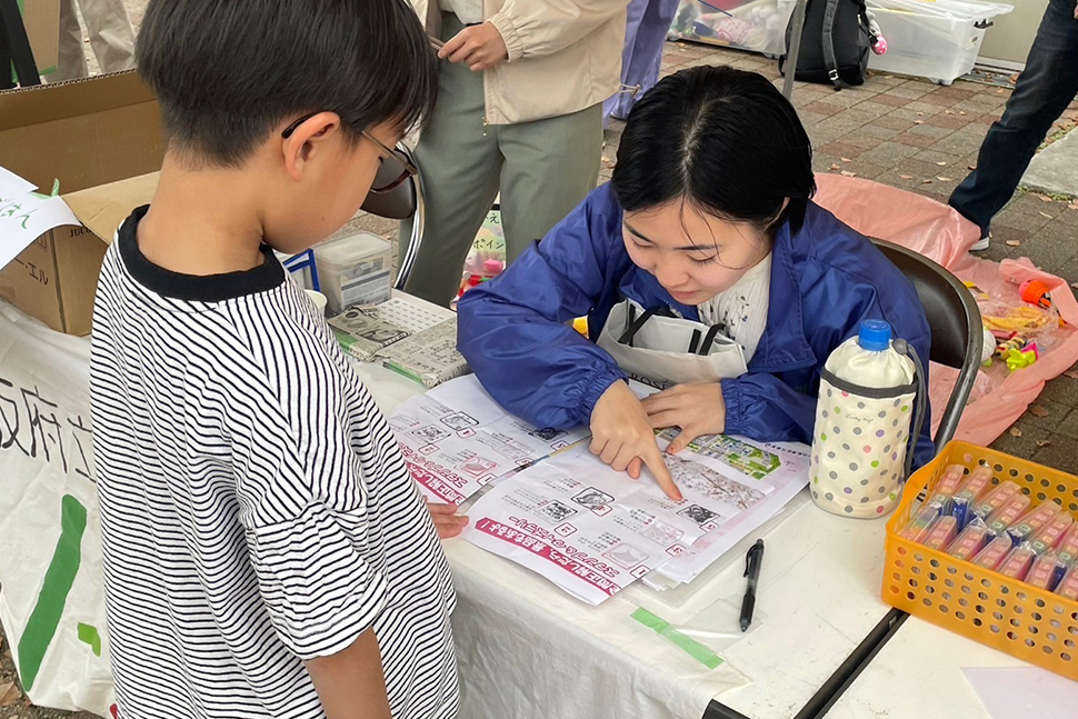 写真：学生スタッフと子ども