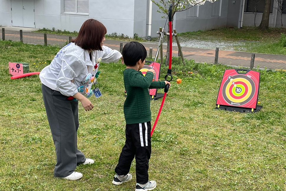 写真：学生スタッフとゲームをする子ども