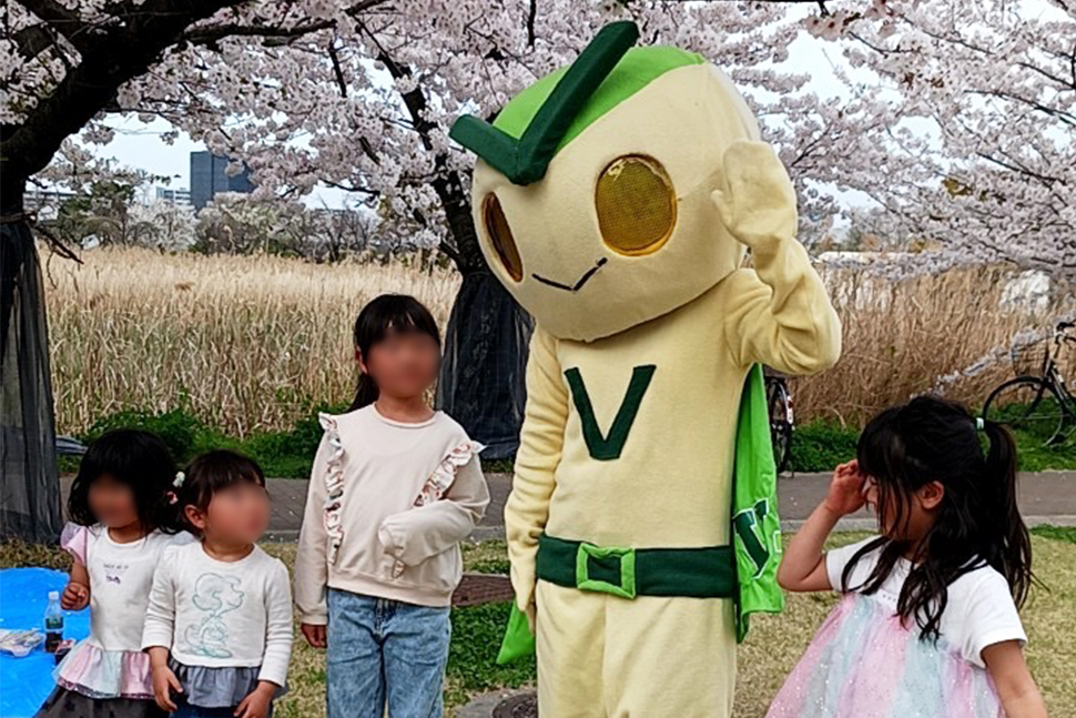 写真：マスコットキャラクターと子ども