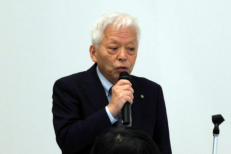 写真：あいさつする人