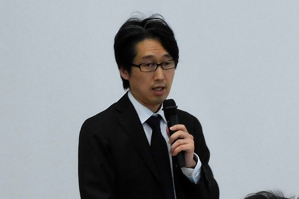 写真：発表する人