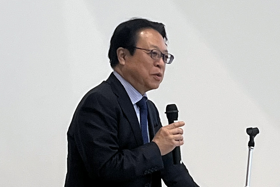 写真：発表する人