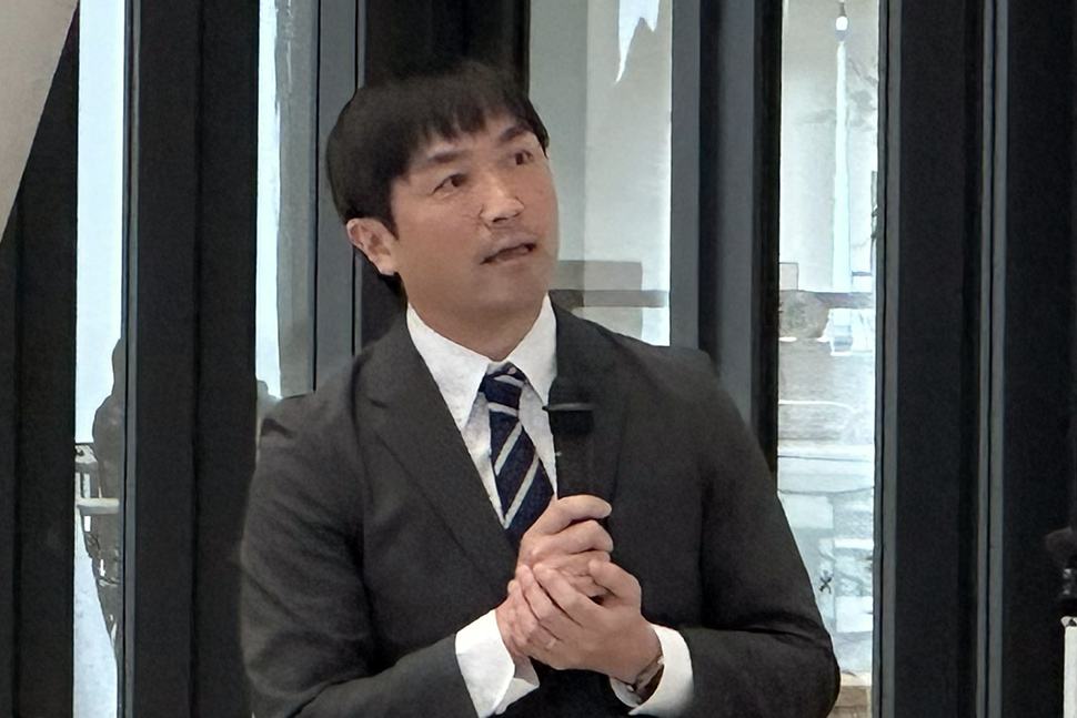 写真：発表する人