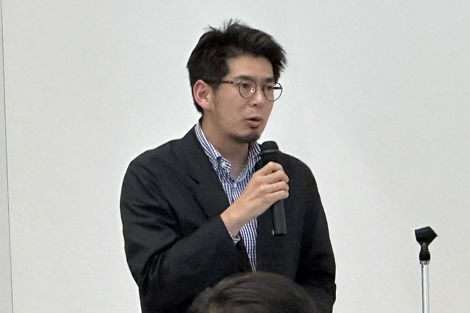 写真：発表する人