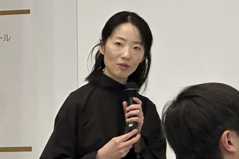 写真：発表する人