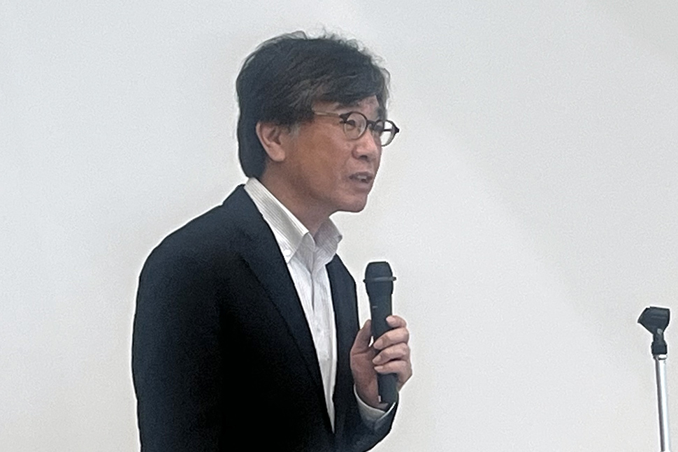 写真：発表する人