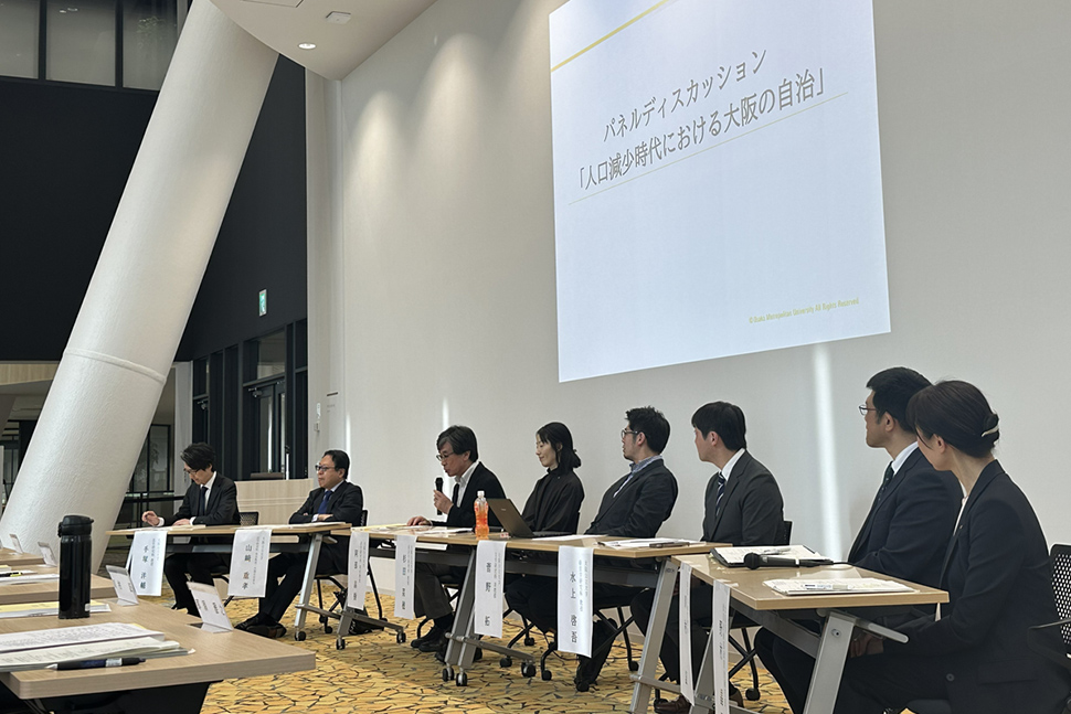 コーディネーターとパネリスト7名が並んだ写真