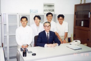 平成4年、指導教授の山本研二郎教授（写真中央）、 指導教官の三浦克之教授（写真右から2番目）と