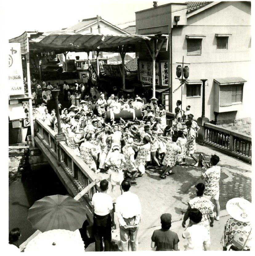 ⑦1950年代の鶴見橋通での祭礼(米田和良さん提供)