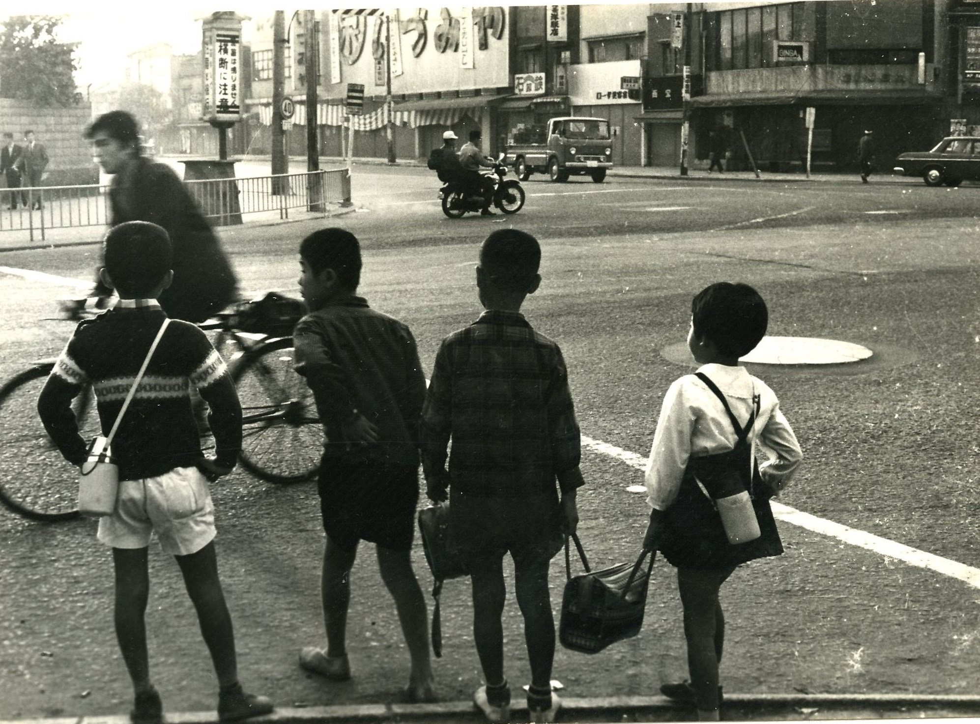 ⑫1960年代の花園町交差点（三條場正博さん提供）