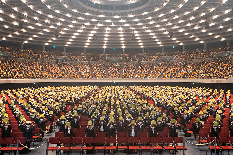 Incoming students pose for commemorative group photo