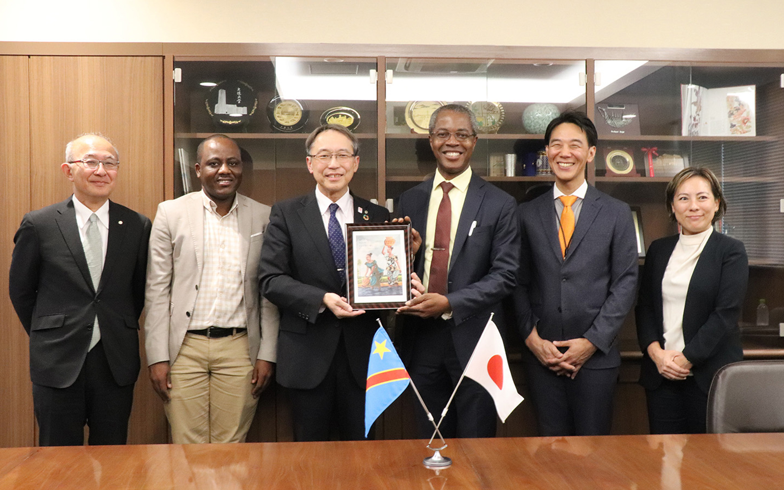 From left to right: Vice President Tsubota, Professor Tshibangu, President Tatsumisago, Rector Disashi, Professor Kido and Ms. Asari