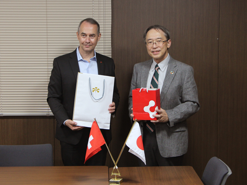 Consul & Head of Post Felix Moesner and President Masahiro Tatsumisago