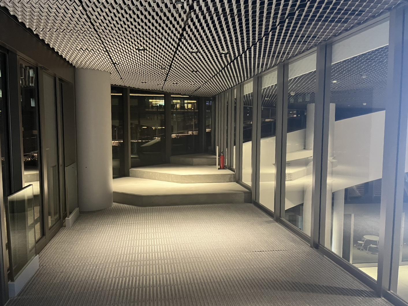 内部と外部が切り替わる通路