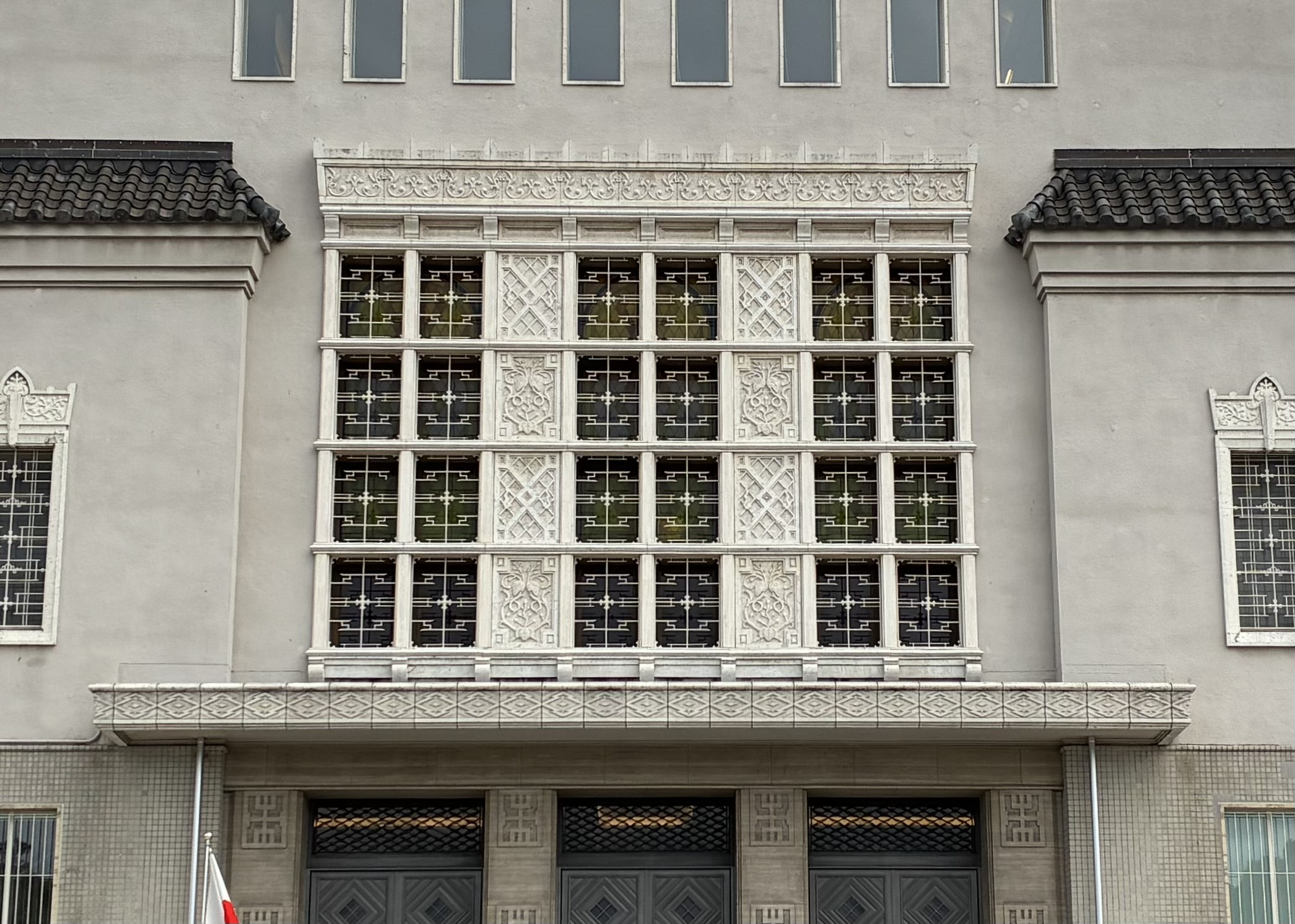 正面の彫刻B5A0C478-BCE4-4C58-995D-00364620AADA