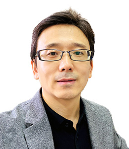 教授 許 岩 顔写真