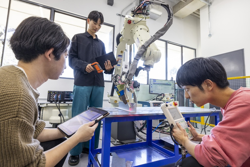 海洋システム工学講座での研究風景