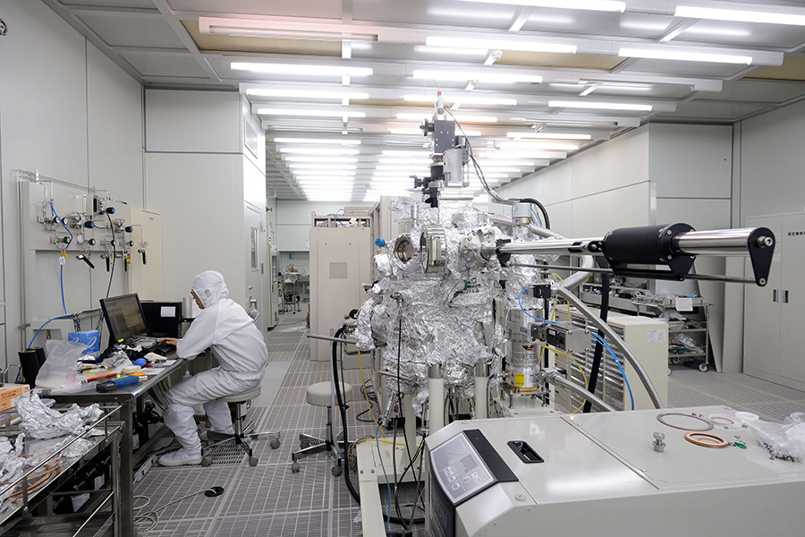 クリーンルームを使った超伝導物質実験イメージ