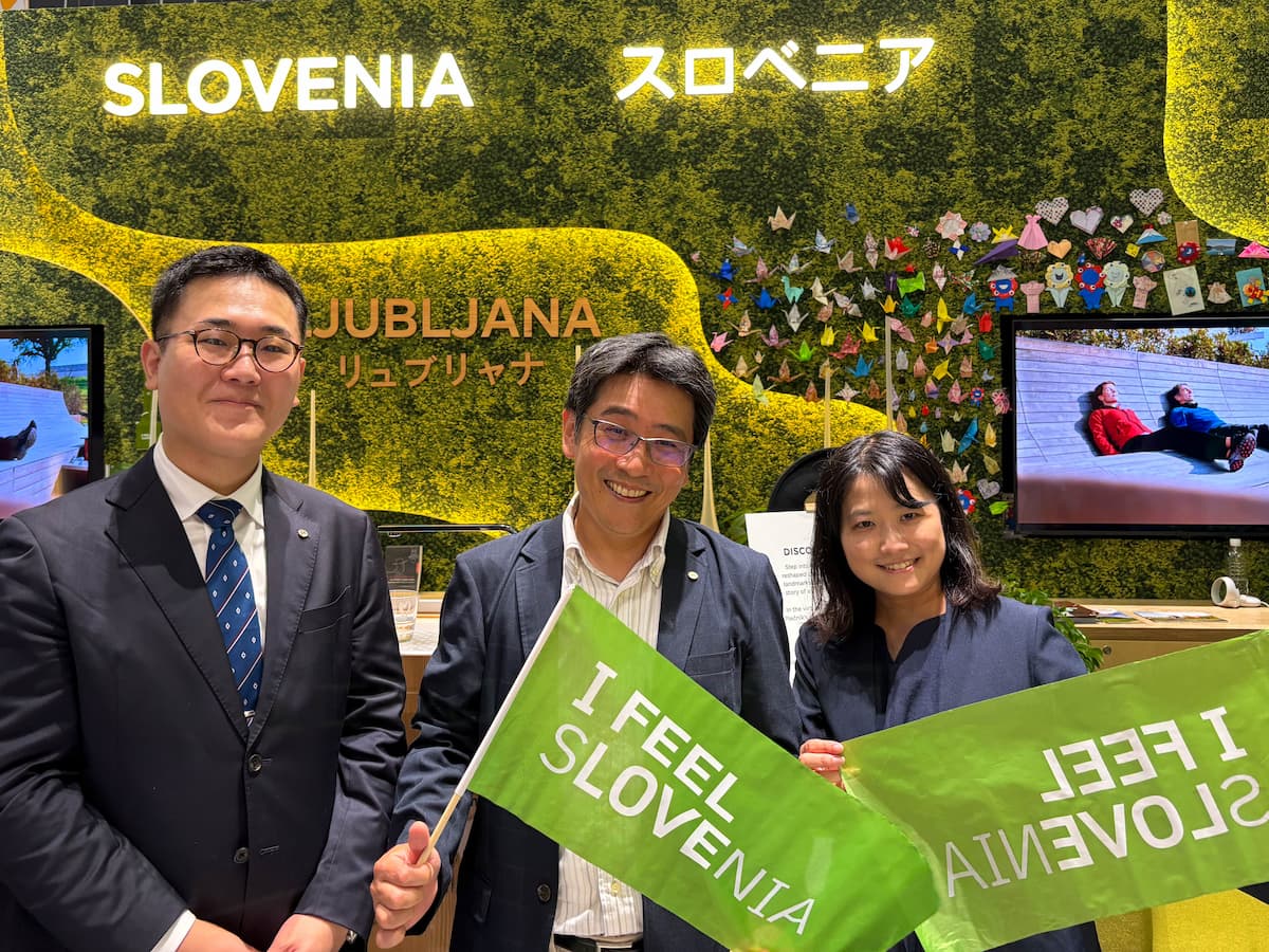 パビリオンを視察する飛田准教授、松井副学長、中井特任講師
