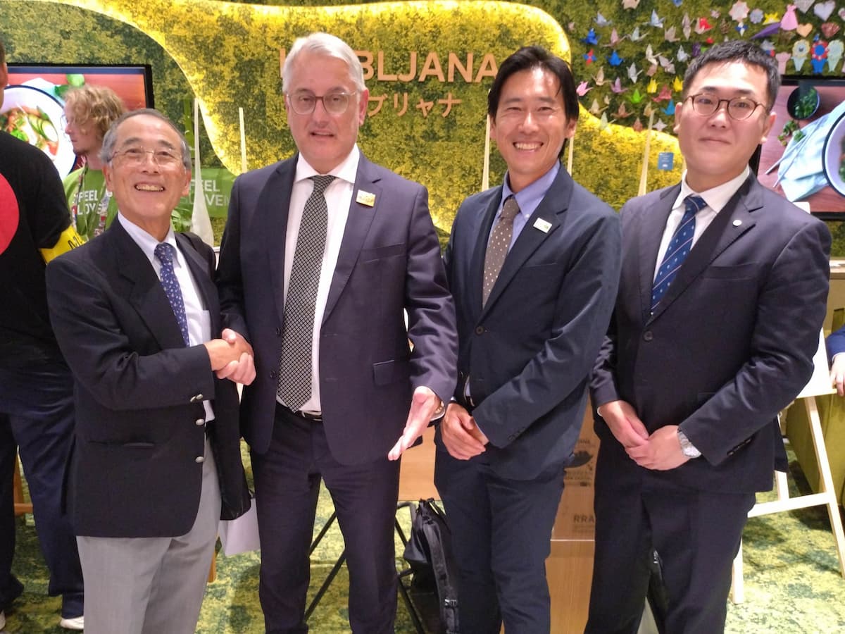 左から石榑 利光 元在スロベニア日本国大使館特命全権大使、Han大臣、宮地 藤雄氏（マウンテンランナー）、飛田准教授