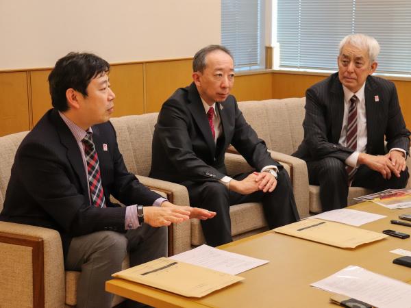 左から、天尾 豊所長、西野 弘代表取締役専務、南 繁行特任教授