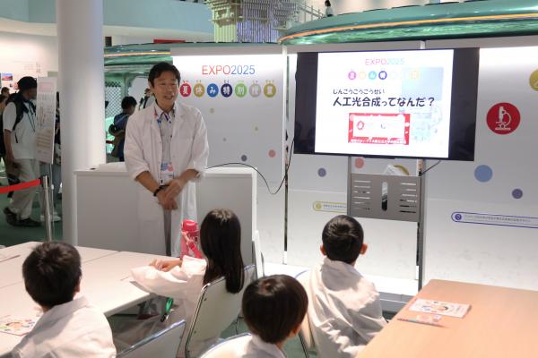 授業を行う天尾所長