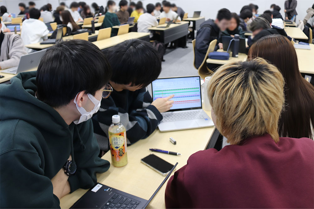 グループワークで話し合う受講生