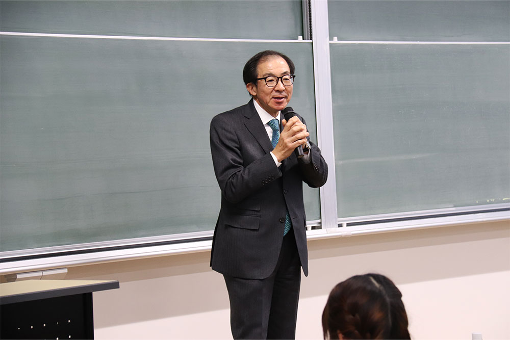 授業で話しをする金子会長