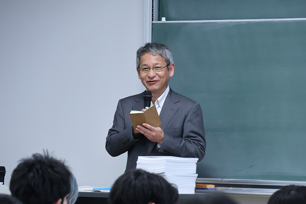 授業で話しをする橋本教授