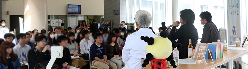 写真：トークに聞き入る観客