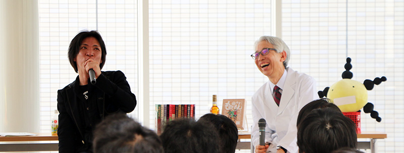 写真：談笑する大木教授と石川さん