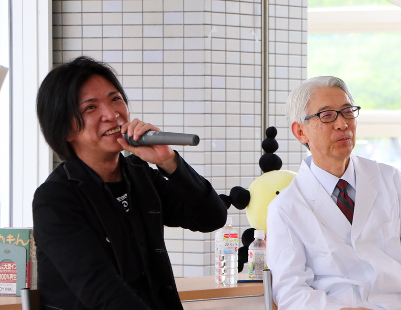 写真：話しをする石川さんと聞く大木教授