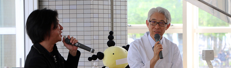 写真：話しをする石川さんと大木教授