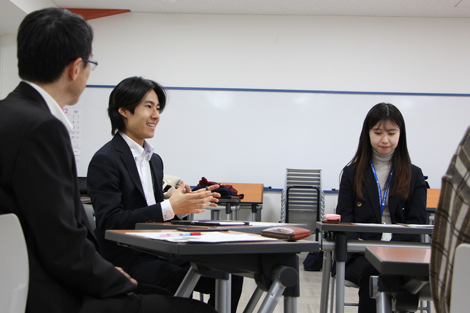 写真:話しをする柳さん