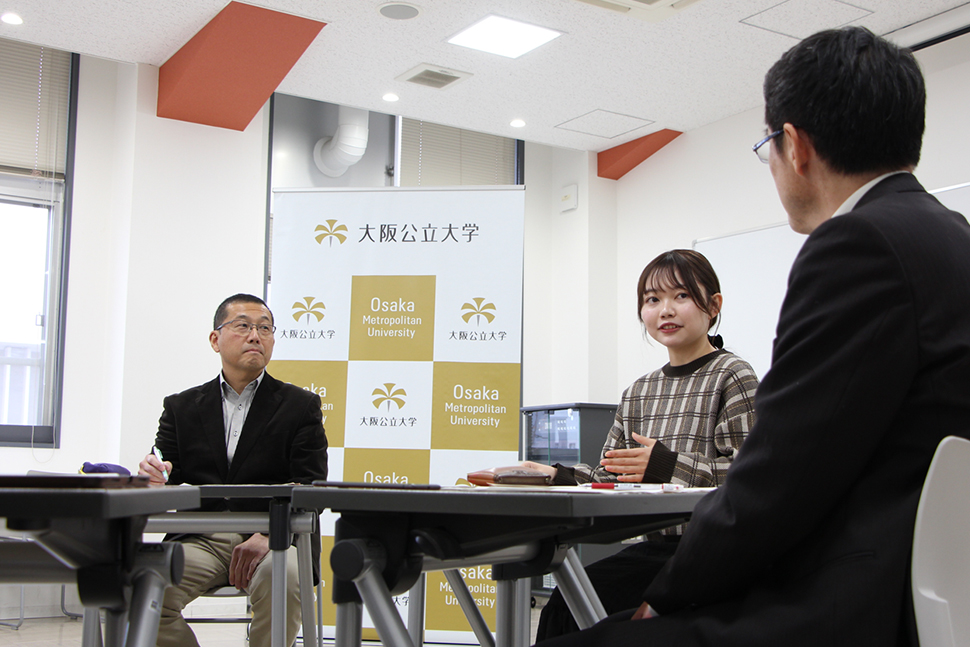 写真:話しをする辻本さん