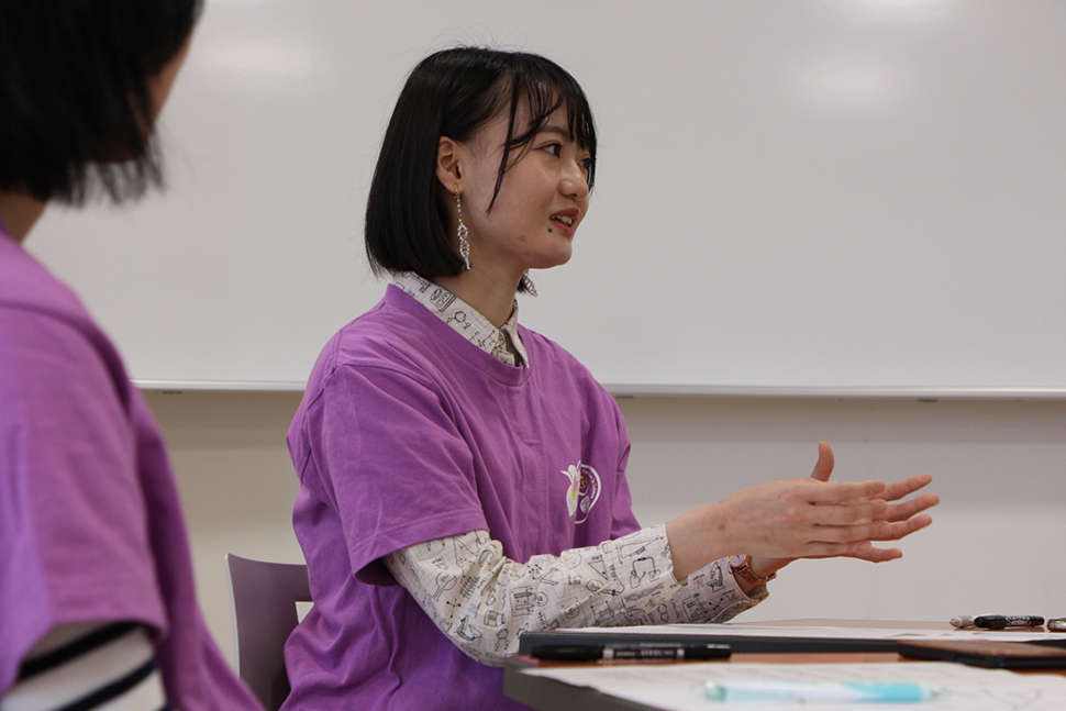 写真:話しをするアイリス安藤さん