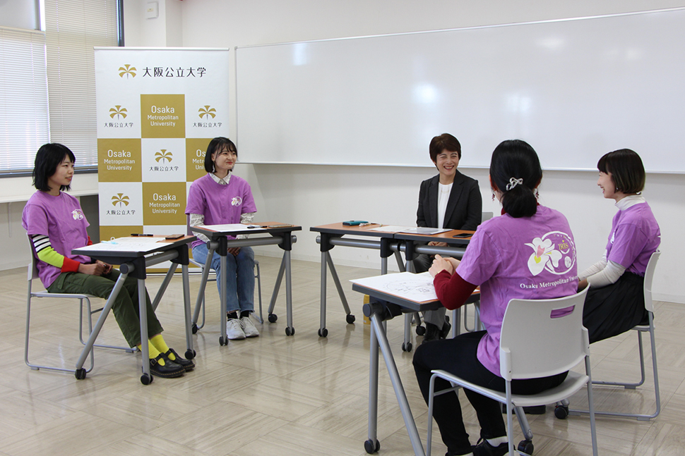 写真:座談会で話しをする参加者たち