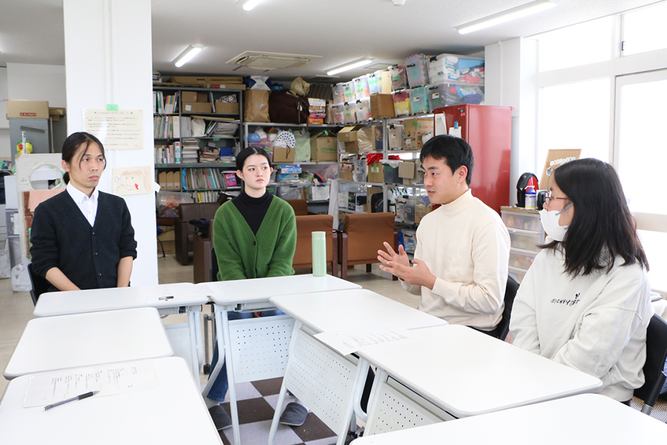 写真：インタビューを受ける4人
