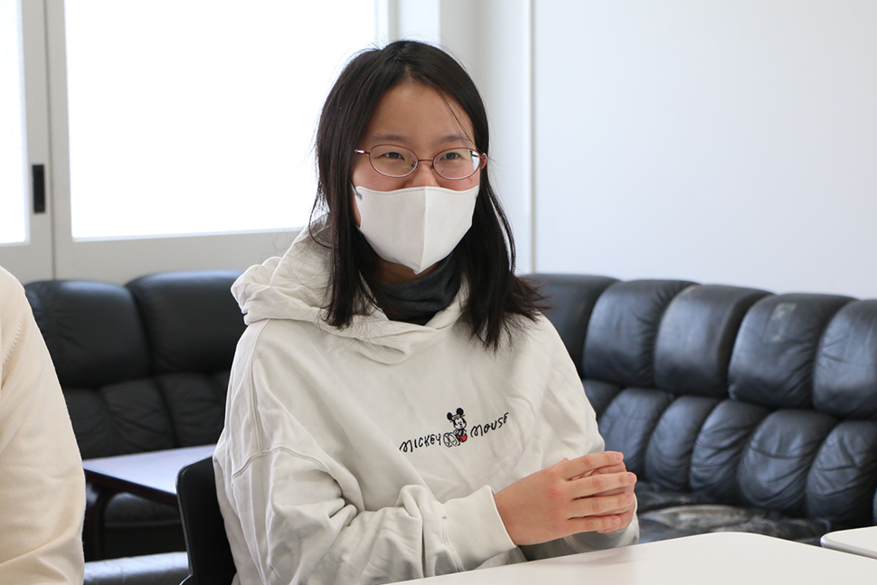 写真：コメントをする竹森さん