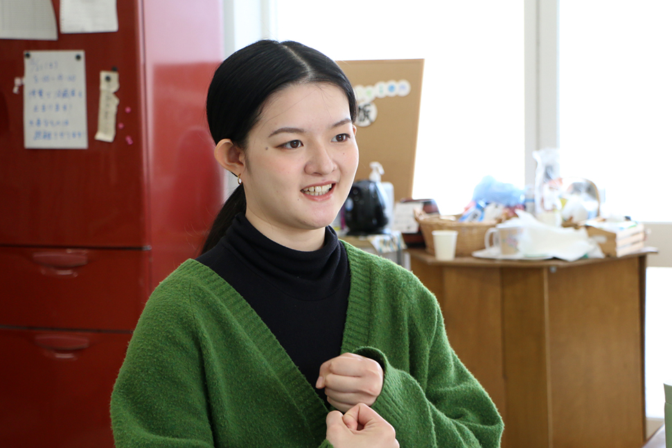 写真：コメントをする溝下さん