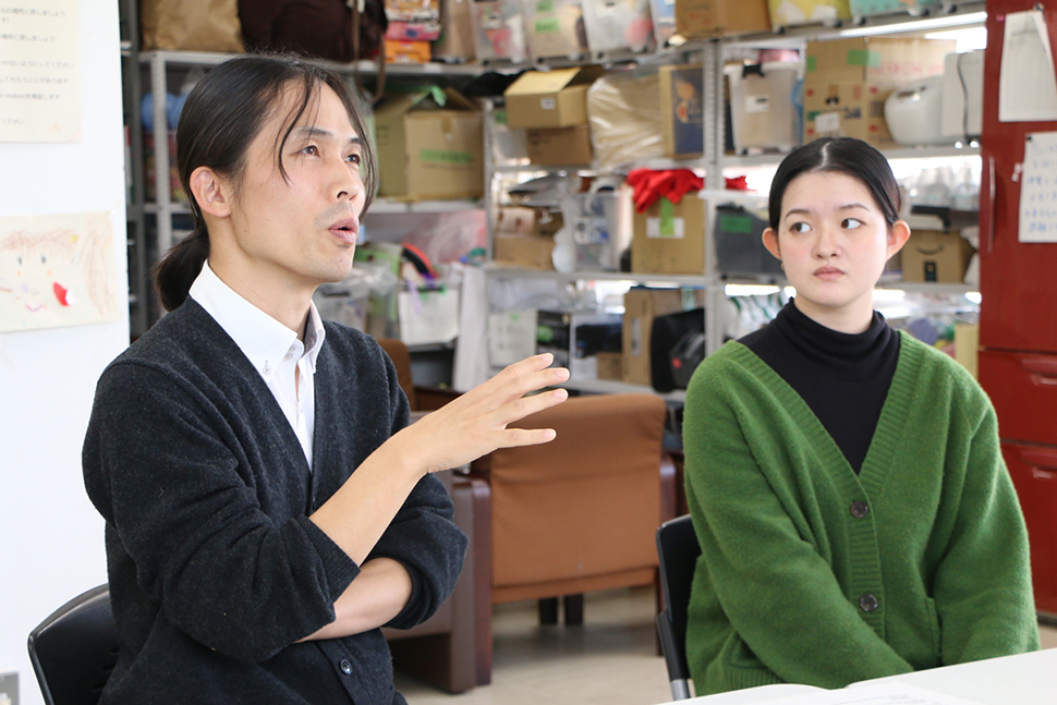 写真：コメントをする松居コーディネーターと溝下さん