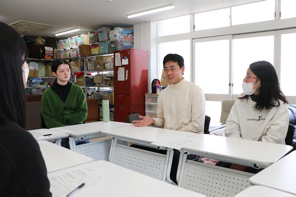 写真：コメントをする学生3人