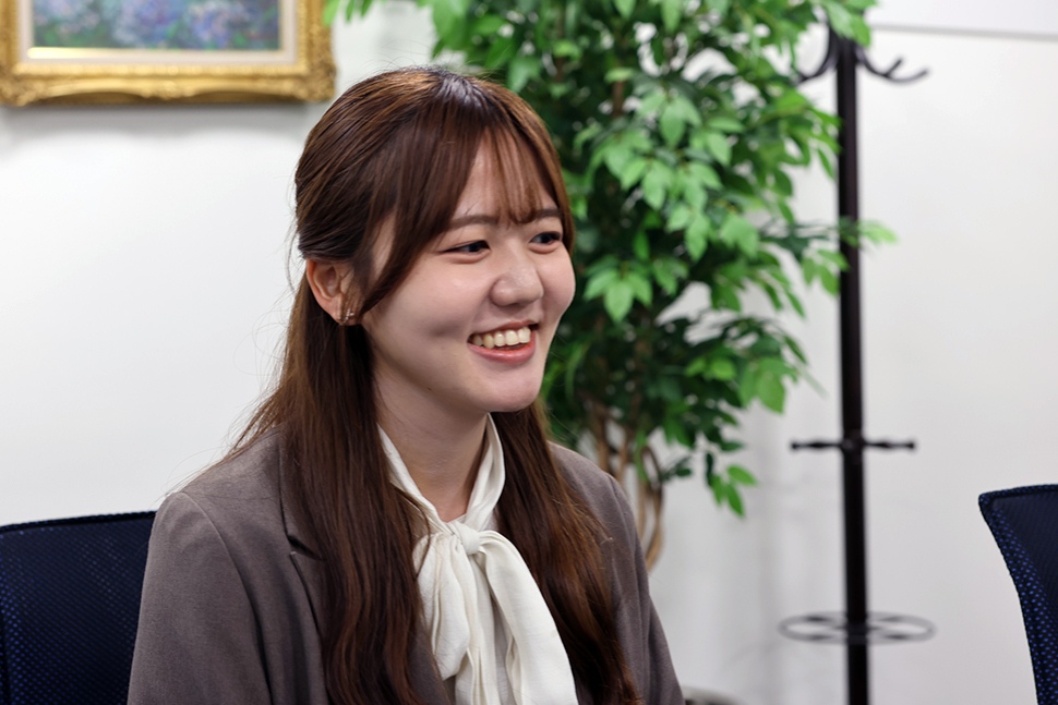 写真:インタビューに答える丸山さん