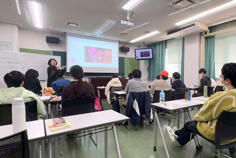 写真:講師と講義を受けている受講生