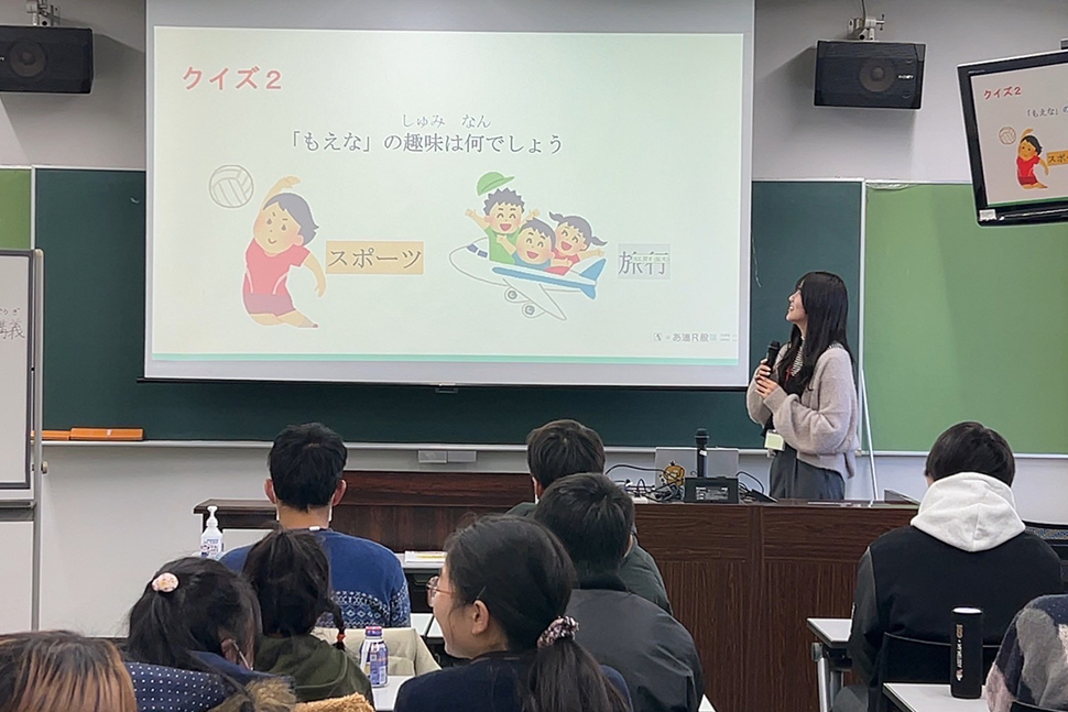 写真:スライドを使って自己紹介をする丸山さん