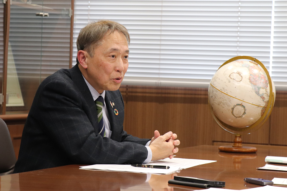 写真：インタビュー中のたつみさご学長