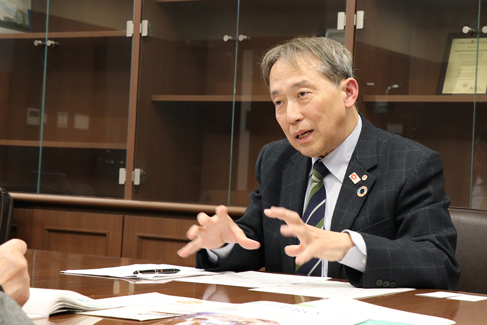 写真：インタビュー中のたつみさご学長